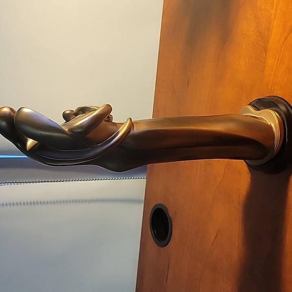 Elegant Bronze Couple With Baby Sculpture - Picture 7 of 10